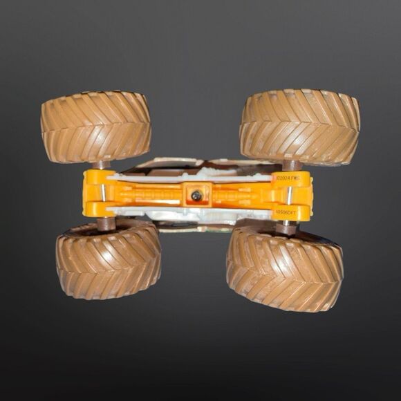 Spin Master Monster Jam Official Earth Shaker Monster Truck Series 4 1:64 A28 - Picture 5 of 8